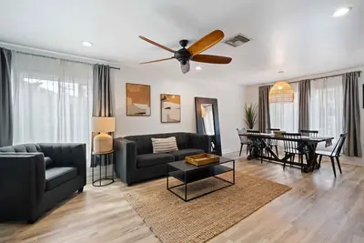 Image de Incroyable maison entièrement meublée à seulement 10 minutes de Disneyland et bien plus encore!