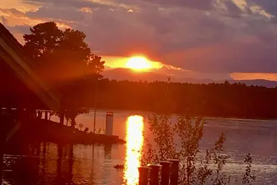 Image de Coucher De Soleil Au Bord De L'Eau! ! Avec un grand barbecue Ă gaz A / C et un foyer au bord du lac