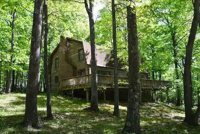 Image de Lake Access Log Cabin idéal pour les rassemblements. Plage communautaire. Tot Lot.