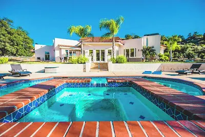 Image de Villa 5br isolée | 4 acres de vignes et de graminées Avo! ❤ par AvantStay