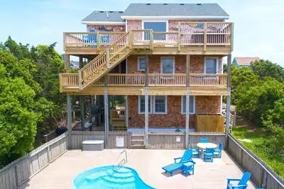Image de Profiter de la vie Hi! Soundside Avon avec piscine, bain à remous, salle de jeux, animaux de compagnie acceptés!