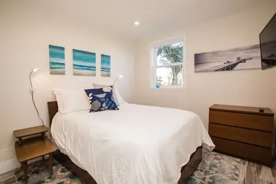 Image de Nouveau! 30+ Jours: 2br / 2ba moderne proche de tout