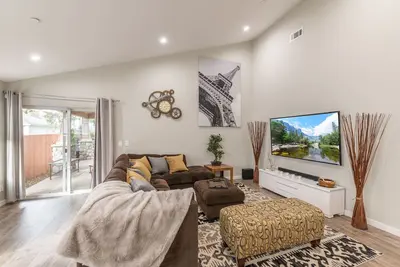 Image de Maison de luxe avec * cabane dans les arbres * dans le comté d'Orange près de Disneyland!