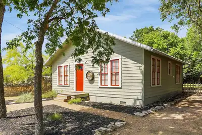 Image de Bungalow de charme sur la place Wimberley avec bain à remous!