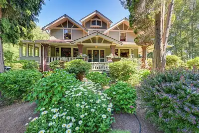 Image de Historic Auburn House sur 37 acres w / lac privé!
