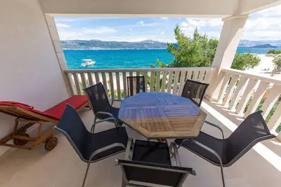 Image de Appartement de deux chambres prés de la plage Arbanija, Ciovo (A-14825-b)