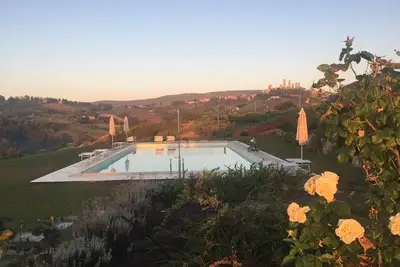 Image de 2 chambres, grande piscine, vue imprenable sur San Gimignano, Toscane, jardin privé