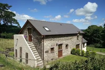 Image de couples fantastiques échapper au pays. Près de la côte dans un endroit calme