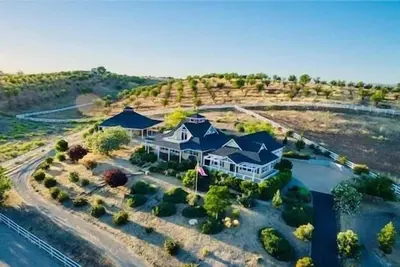 Image de Une ferme moderne d'inspiration française avec des influences espagnoles sur le côté ouest