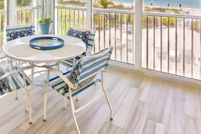 Image de Vues étincelantes de ce deux chambres à coucher, deux salles de bains condo Gulf Front.