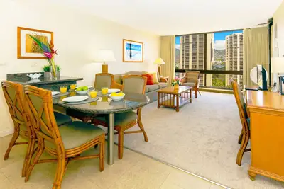 Image de Condo 1 Chambre À Waikiki | Montagne Panoramique Et Vue Sur La Ville | Parking & Wifi