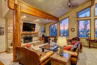 Image de Mieux Notés Accueil de ski à Silver Lake. 5000 sq ft. Automne amélioré 2015! Ski-in / out!