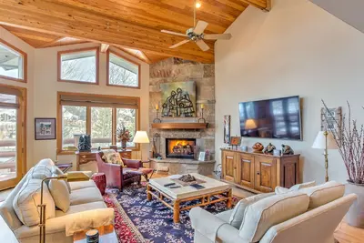 Image de Magnifiques vues de ce condo de luxe. Marche pour le ski, Spa privatif, Cozy!