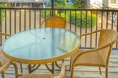 Image de Cette maison de ville de 3 chambres avec 2 salles de bains 1/2 a tout ce dont vous avez besoin pour des vacances parfaites Ă la plage.