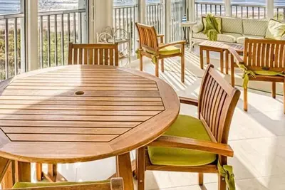 Image de Vues étincelantes de ce deux chambres à coucher, deux salles de bains condo Gulf Front.