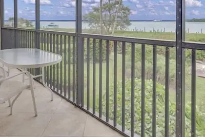Image de Profitez du lever de soleil sur les eaux saphir du complexe Golfe Ă Baie
