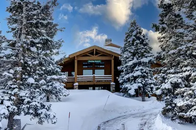 Image de Marchez pour skier depuis cette immense maison privée avec une vue imprenable! 7 minutes 2 Main!