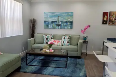 Image de Sam's Place à Hollywood historique Fl 10 min à la plage. Finitions de haute qualité.