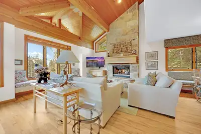 Image de Marche pour les remont��es mécaniques de cette mise à niveau condo de 3 chambres! Confortable et abordable!