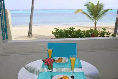 Image de Oceanfront Condo - Quatre étapes à la belle Sugar Beach