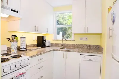 Image de Détendez-vous parmi les paysages et les sons tropicaux dans ce charmant cottage tropical Duggars.