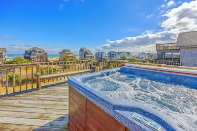 Image de Escapade paisible à Avon-Semi-Oceanfront w / Pool, bain à remous, Dog-Friendly w / Dog Run
