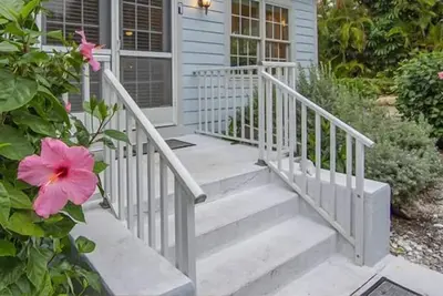 Image de Côté plage, quatre chambres, trois salles de bain disponibles à la location à la semaine.