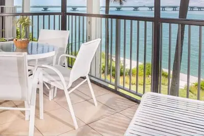 Image de Ce magnifique condo offre une vue panoramique imprenable sur l'eau