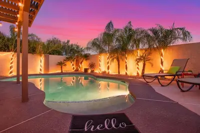 Image de Chauffage de piscine gratuit! Famille, animaux de compagnie et bijou de niveau unique adapté aux aînés dans un secteur privilégié!