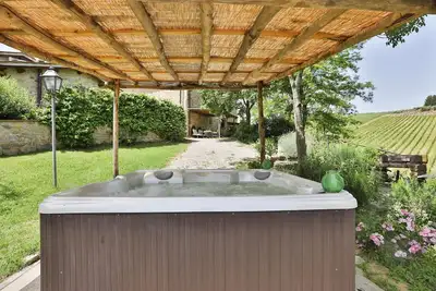 Image de Il Vichiaccio, ancien hameau de campagne avec Jacuzzi sur le vignoble du Chianti