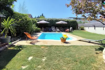 Image de Maison climatisée avec piscine, cuisine d'été, terrasse ombragée, grand jardin