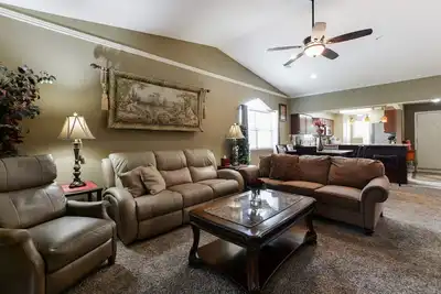 Image de Superbe luxe Remodeled Condo-Coeur de Branson-abordable-Indoor Pool-Spacieux