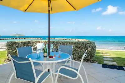 Image de Sunset Cove Oceanfront Unit Droit sur Seven Mile Beach! (Peut accueillir jusqu'à 7)