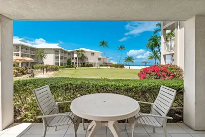 Image de Condo avec vue sur la mer situé au rez-de-chaussée à quelques pas de la plage 7 Mile et de tout ce que Sunset Cove a à offrir!