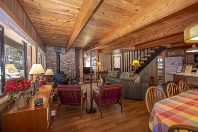 Image de Mignon et confortable Dog Friendly 3br Accueil avec Cadre Woodsy, 1 mile de Tahoe City!
