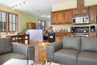 Image de Condo animaux acceptés au centre-ville de Friday Harbor! - (San Juan Suites -Valley Farm)