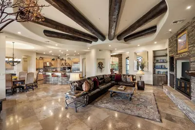 Image de Custom Home Southwest Dream Home dans un cadre idéal de style Resort sur 3 acres!