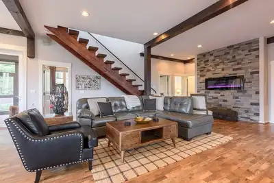 Image de Maison élégante rustique sur Sugar Mtn, vues, table de billard, suite King, foyer, navette pour les pistes