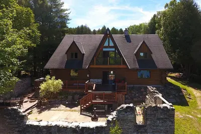 Image de Superbe maison en rondins sur un lac privé