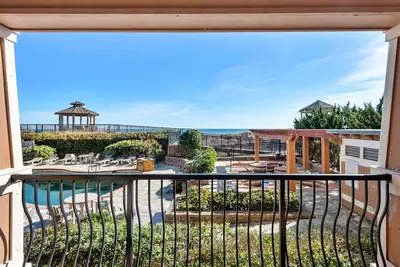 Image de Cowabungalow: Condo élégamment meublé avec terrasse face à l'océan