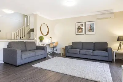 Image de Staywest Subiaco Village 30 - Convivial et familial avec 2 chambres et mezzanine