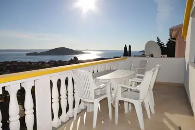 Image de Appartement de deux chambres avec la terrasse et la vue sur le mer Preko, Ugljan (A-8417-a)