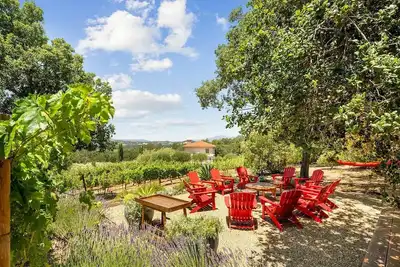 Image de Propriété viticole fermée de luxe offre de la vie privée et des vues de la vallée de Sonoma.