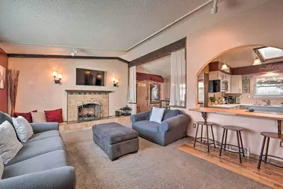 Image de Old Town Arvada Family Home avec terrasse et salle de jeux!