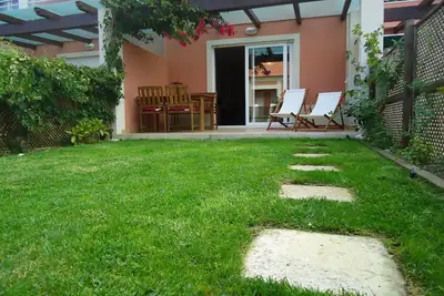 Image de Charmant appartement moderne avec jardin privé près de la plage