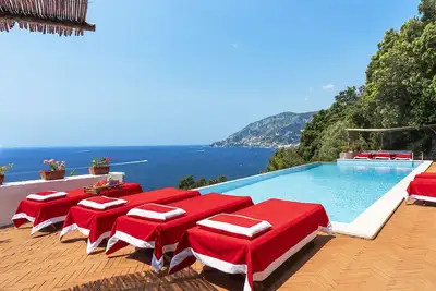 ViIEWS, position et accessibilité. Septembre-octobre Piscine marine chauffée, privée à la mer.