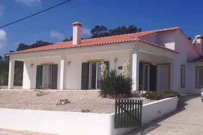 Image de Emplacement fabuleux avec vue sur la mer. Villa moderne, isolée et familiale.