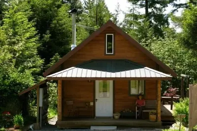 Image de Arcata --- Confortable, cabine plus récente dans les Redwoods