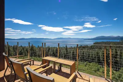 Image de Exquise vue sur le lac de 4br construction récente, High-End Accueil avec Tahoe parc Hoa Accès à la plage!