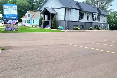 Image de 14 chambres Emplacement génial! ! Les grands groupes Central StayCation peuvent accueillir jusqu'à 32 personnes